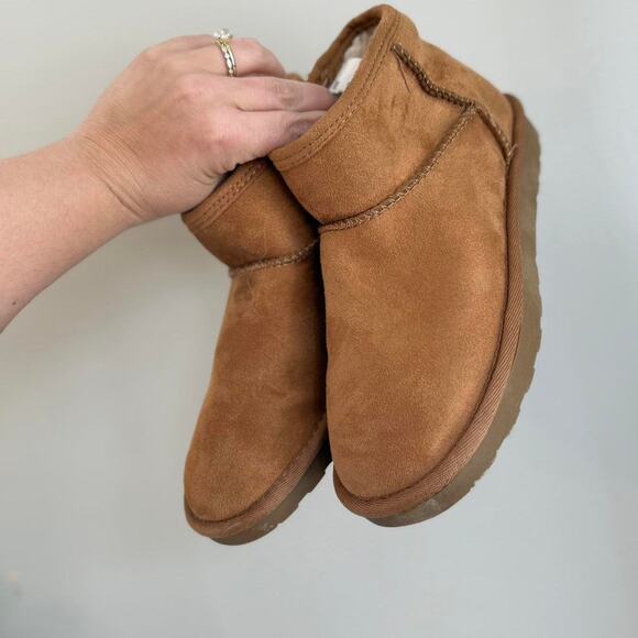 Tan and brown arizona boots with fur lining - Picture 1 of 4